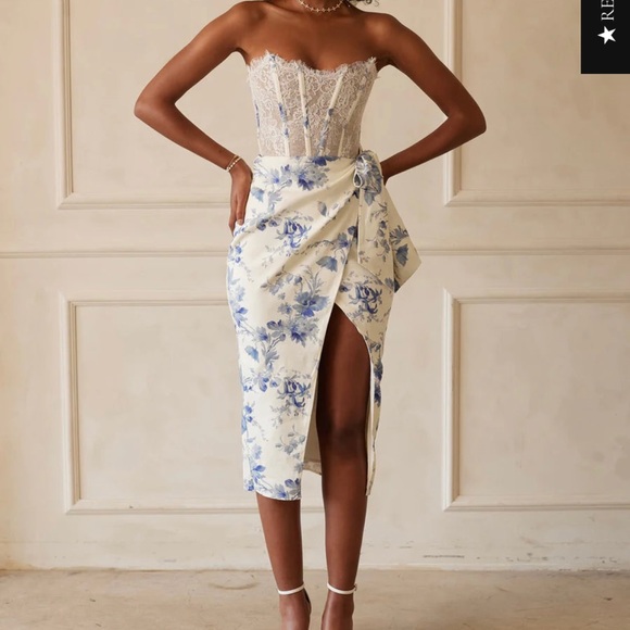 Nicola Lace Midi Dress - Picture 4 of 4